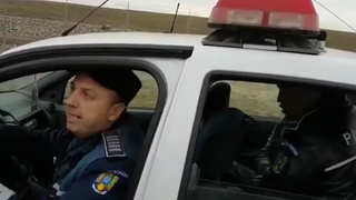 Politisti din Barlad, filmati de martori in timp ce bateau un tanar. "Bai nesimtitule, de ce-l bati in halul asta, nu ti-e rusine?"