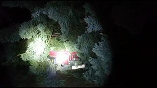 Situatie de criza in Neamt si Arad. Vantul puternic a distrus toate masinile de la serviciul Salvamont. Mai multi stalpi si copaci au cazut peste masini.