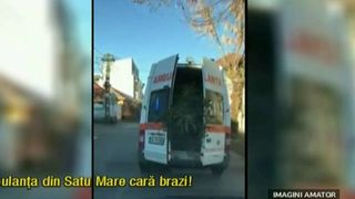 Imagini revoltatoare. Ambulanta din Satu Mare cara brazi in loc de pacienti