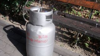 Galateanul care a vrut sa isi arunce in aer fiica de 11 ani ramane dupa gratii. Norocul fetei a fost ca bricheta nu s-a aprins