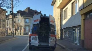 O ambulanta din Satu Mare, transformata in taxi. Imaginile cu masina care transporta brazi au fost filmate chiar de un medic