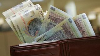 S-a stabilit. Cine sunt salariatii din Romania care vor primi prima de sarbatori in valoare de 550 de lei.