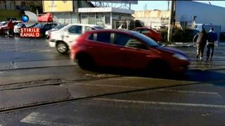 Drumurile din Romania duc spre...pierire. Traversatul strazii a devenit un sport extrem. Legea junglei in trafic, atat pentru soferi, cat si pentru pietoni