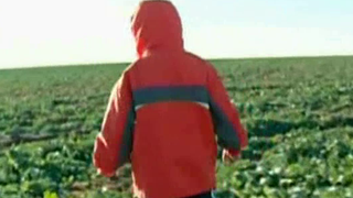 Un copil de 4 ani a plecat de acasa pe un ger usturator. Ce faceau parintii in acest timp
