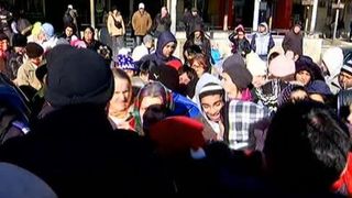 Ambasadorii SUA si Marii Britanii la Bucuresti au impartit mancare calda pentru cersetorii de la Gara de Nord