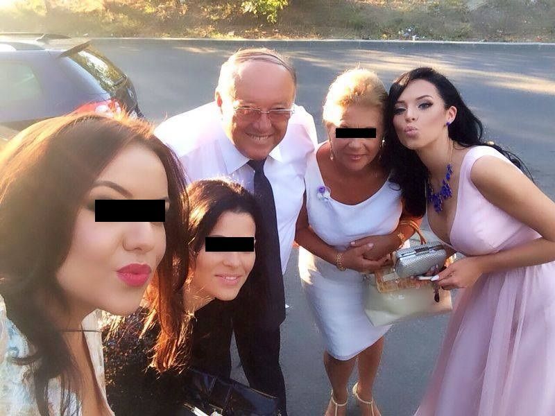 Corina are o familie frumoasa si influenta