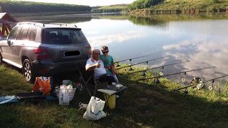 Consilierul, la pescuit cu un nepotel