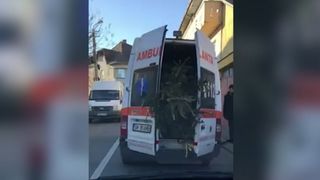 SJA a luat masuri in cazul anagajatului care a transportat un brad cu ambulanta
