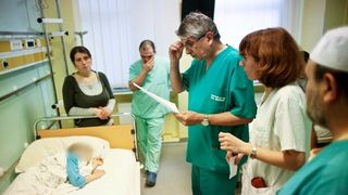 S-a aflat cati copii au ramas infirmi dupa ce medicul Burnei i-a operat. Procurorii investigheaza aceste operatii. Alte 48 de persoane au depus plangeri