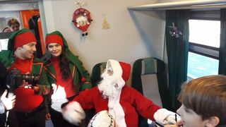 Supriza pregatita de cei de la CFR Calatori pentru 150 de micuti defavorizati. Au pus in circulatie "T...RENul lui Mos Craciun" - Despre ce este vorba?