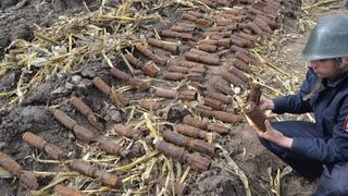 Douazeci de bombe din cel de-al doilea Razboi Mondial, descoperite langa un teren de sport din Galati