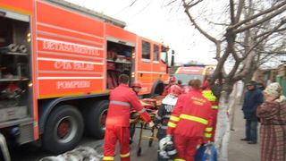 Constanta: O batrana de 78 de ani a fost scoasa de sub daramaturile casei, dupa ce o butelie a explodat