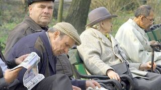 Pensia a crescut cu 6,5% intr-un an, dar numarul de pensionari a scazut dramatic. In Bucuresti, sunt 5 pensionari la 10 salariati, in Teleorman sunt 17 pensionari la 10 salariati.