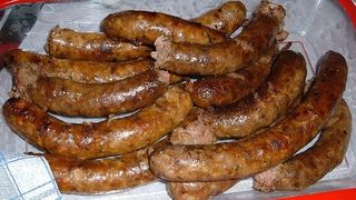 Secretul carnatilor de casa, direct de la gospodarii care taie porcul de ani de zile! Asa se fac. Sunt deliciosi si simplu de preparat