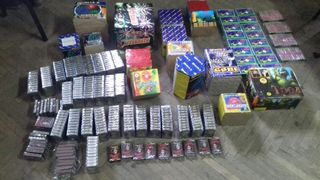 Peste 20.000 de petarde au fost depistate la vanzare intr-un complex din Bucuresti. O femeie de 34 de ani este detinatoarea lor