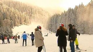 Nebunie pe partiile din Poiana Brasov. Turistii s-au inghesuit aici, desi weekendul inca n-a venit