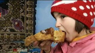 Sfasietor! Doi bunici isi cresc nepotii intr-o saracie lucie, dupa ce mama i-a parasit si tatal lor s-a sinucis: "Eu nu dau copiii la stat"