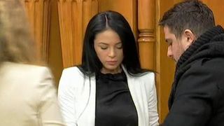 Prima zi in Parlament pentru nepoata lui Pandele. Alexandra Bogaciu a fost insotita de un domn care ii cara poseta si ii soptea ce studii are
