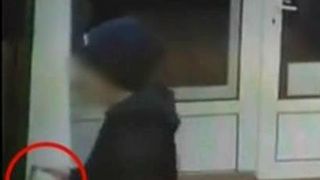 Un tanar din Cluj-Napoca a furat un smartphone in cateva secunde! Intreaga scena a fost surprinsa de camerele de supraveghere