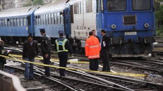 Un camion a fost lovit de un tren de calatori la iesirea din statia Rosiori Est. Trei trenuri au fost anulate, calatorii fiind preluati cu autobuz