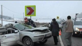 Stirile Kanal D, ora 12.00: Accident grav in Maramures. Doua tinere au murit dupa ce masina in care se aflau s-a izbit de o betoniera