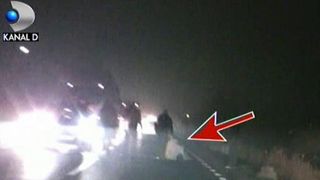 Un barbat a adormit in mijlocului drumului, blocand traficul zeci de minute. Imagini incredibile de pe drumul national dintre Pitesti si Sacele!