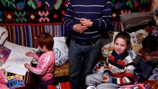 Cei sase copii din Iasi care n-au primit niciodata daruri au avut parte de o bucurie uriasa, in prag de sarbatori