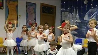 Emotii cat cuprinde pentru prichindeii de gradinita. Desi mai sunt cateva zile pana la Craciun, Mosul i-a vizitat deja la serbare