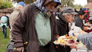 Primaria Capitalei aloca 91.000 de euro pentru proiectul "Sandwich-ul de la miezul noptii”, prin care sunt donate alimente oamenilor strazii