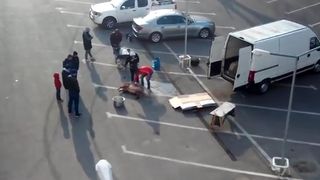 Imagini ireale in mijlocul Bucurestiului. Au parlit porcul chiar in parcarea unui restaurant. Scenele astea nu au ce cauta intr-o Capitala Europeana