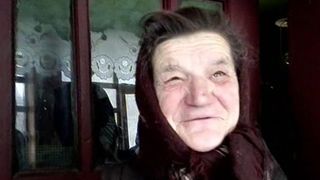 Aceasta batrana nu-si imagina niciodata ca Mos Craciun va veni si la ea. Iata ce surpriza i-au facut acesti tineri care au urcat in varful muntelui la ea