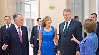 Klaus Iohannis si sotia sa participa la slujba de Craciun, la Biserica romano-catolica "Sfanta Treime" din Sibiu
