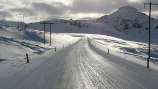 Maramures: Trafic rutier in conditii de iarna; portiuni de drumuri judetene acoperite de polei