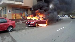 Incident in Botosani: O masina a luat foc, dupa ce colindatorii au aruncat cu petarde in ea