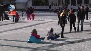 Clujenii isi risca viata in fiecare zi, patinand pe un strat de gheata extrem de subtire. Oamenii nu se tem pentru viata lor, desi oricand se poate intampla o nenorocire