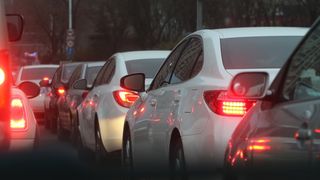 Trafic in conditii de iarna in judetele Prahova si Brasov. Spre munte se circula cu dificultate