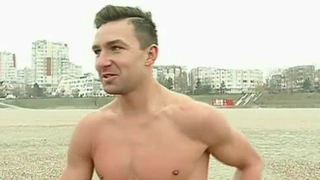 A sfidat frigul de afara si a facut baie in apele reci ale Marii Negre - De ce face Bogdan asta in fiecare an?