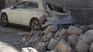 O femeie a murit si alte doua au fost ranite, dupa ce masina in care se aflau a cazut de pe un pod