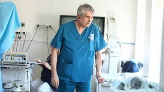 Amira, "experimentul" doctorului Burnei, s-a fotografiat in picioare, la mall! Tanara de 19 ani si-a parasit patul de acasa si, ajutata de mama ei, s-a plimbat prin Bucuresti