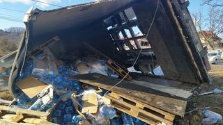 TIR incarcat cu apa minerala, rasturnat in judetul Prahova. Soferul a fost preluat de un elicopter SMURD