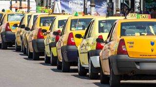 Un taximetrist din Bucuresti, prins de politisti dupa ce ar fi amenintat un client si i-ar fi furat 6.000 de lei