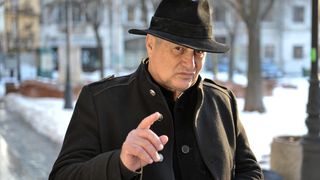 Ce avere impresionanta detine Mircea Dinescu! Poetul are 100 de hectare de vie, doua apartamente, o casa si o crama, dar si 6 tractoare si o combina! Vedeta are de returnat amicilor 90.000 de euro