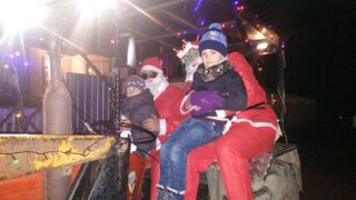 Mos Craciun a dat saniuta cu reni pe un tractor! Asa a ajuns la copiii dintr-un catun din varf de munte, iar micutii au fost mai fericiti ca niciodata