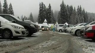 Momente de cosmar pentru turistii din Poiana Brasov. Pana sa ajunga pe partii, au stat zeci de minute blocati in trafic