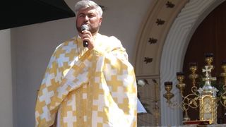 Gestul admirabil facut de un preot paroh din Iasi pentru femeile care au nascut de Craciun! El le-a oferit o icoana, bani si hainute celor 30 de mame din maternitatile din oras