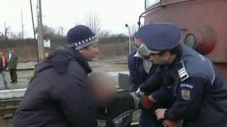 Detalii socante in cazul femeii din Constanta care s-a asezat in fata unui tren aflat in mers. Angajatii garii au vazut-o, insa nimeni nu a intervenit