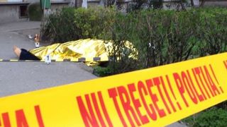 Braşov: Tanar retinut dupa ce si-a inchis mama in casa, iar aceasta s-a aruncat de la etajul patru si a murit