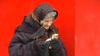 Bucurie de Craciun pentru mamaia Leontina, batranica din Piata Unirii. Isi va petrece sarbatorile sub un acoperis prin care nu mai ploua