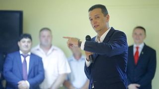 Balerina angajata de Sorin Grindeanu la biroul parlamentar fusese data afara de la Scoala de Balet! Frumoasa Roxana Dinu a dat insa in judecata institutia si a castigat reincadrarea in instanta
