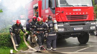 Zeci de persoane au fost evacuate din cauza unui incendiu izbucnit la subsolul unui bloc din Slatina